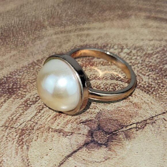 Faux Pearl Gold Tone Ring Size 8 - Picture 1 of 3